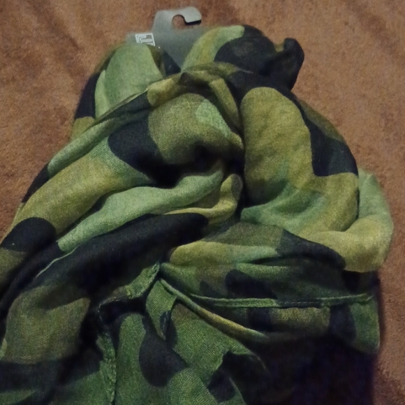 Camouflage Scarf  70"X40" - Picture 2 of 3